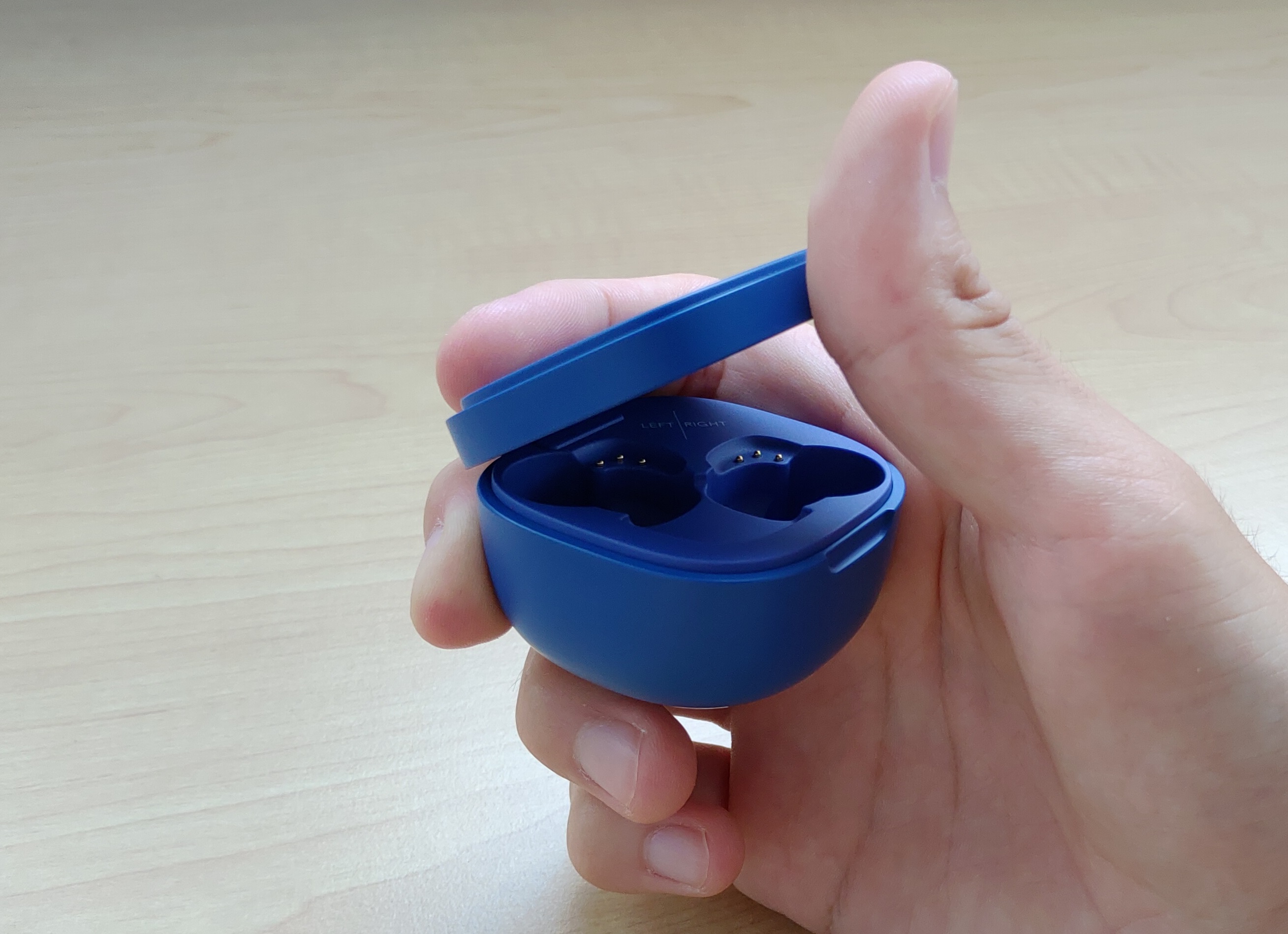 正方形に近い形状のせいで片手でホールドしにくい